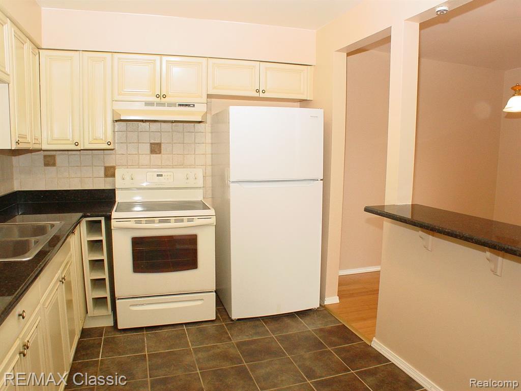 7572 WOODVIEW ST, 1, Westland, MI — Photo 11