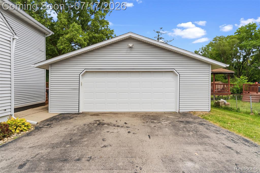 2496 Stockbridge Street, Burton, MI 48509 — Photo 38