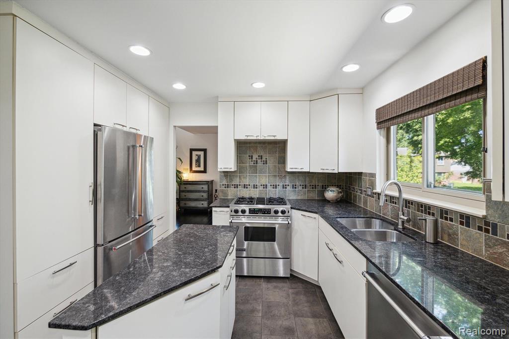 427 Rolling Green Circle S, Rochester Hills, MI 48309 — Photo 14