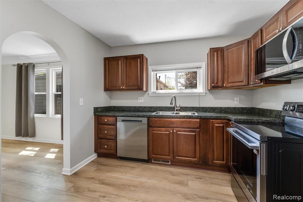 28855 Delton Street, Madison Heights, MI 48071 — Photo 11