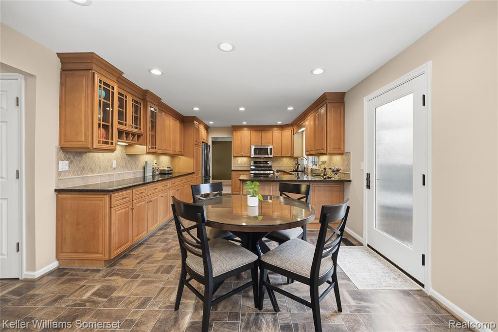 447 Antoinette Drive, Rochester Hills, MI 48309 — Photo 28