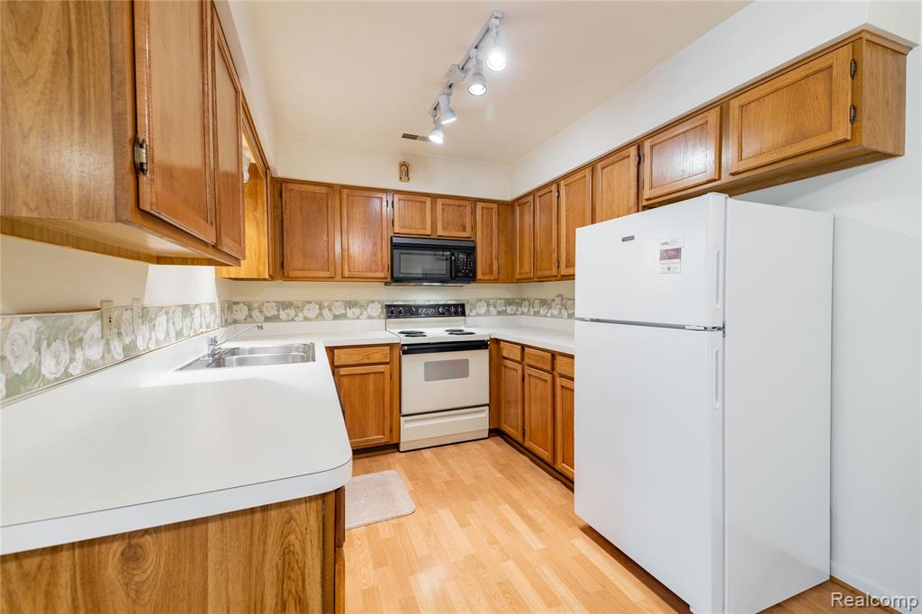 10241 Nancys Boulevard, 56, Grosse Ile, MI 48138 — Photo 13