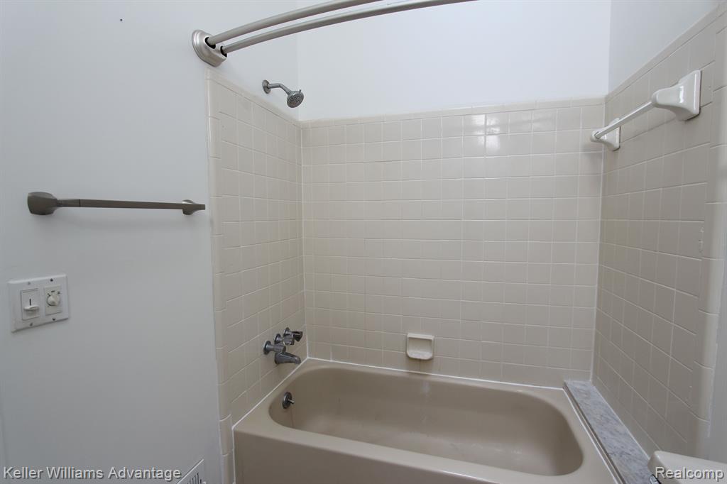 22180 Pondview, Novi, MI — Photo 22