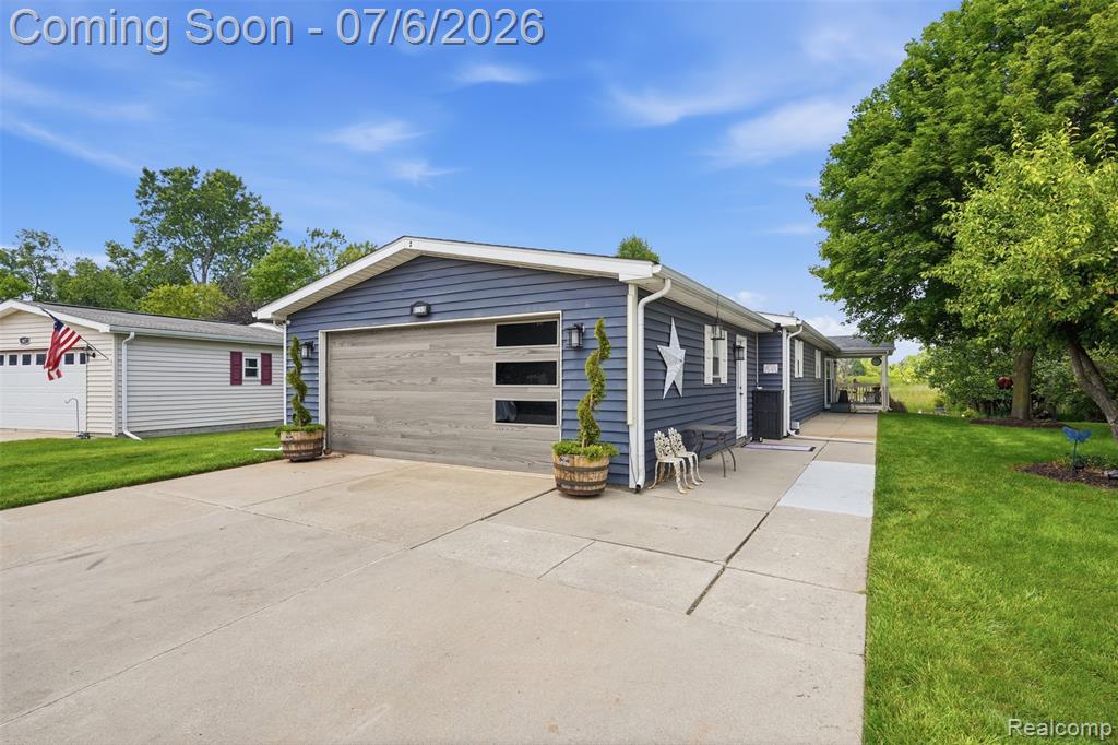 865 Beach Buggy Lane, Linden, MI 48451 — front exterior