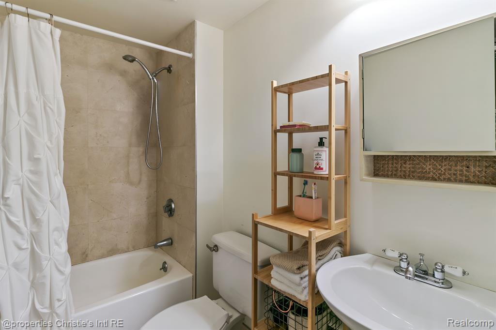 3320 SPINNAKER Lane, 15C, Detroit, MI 48207 — Photo 23