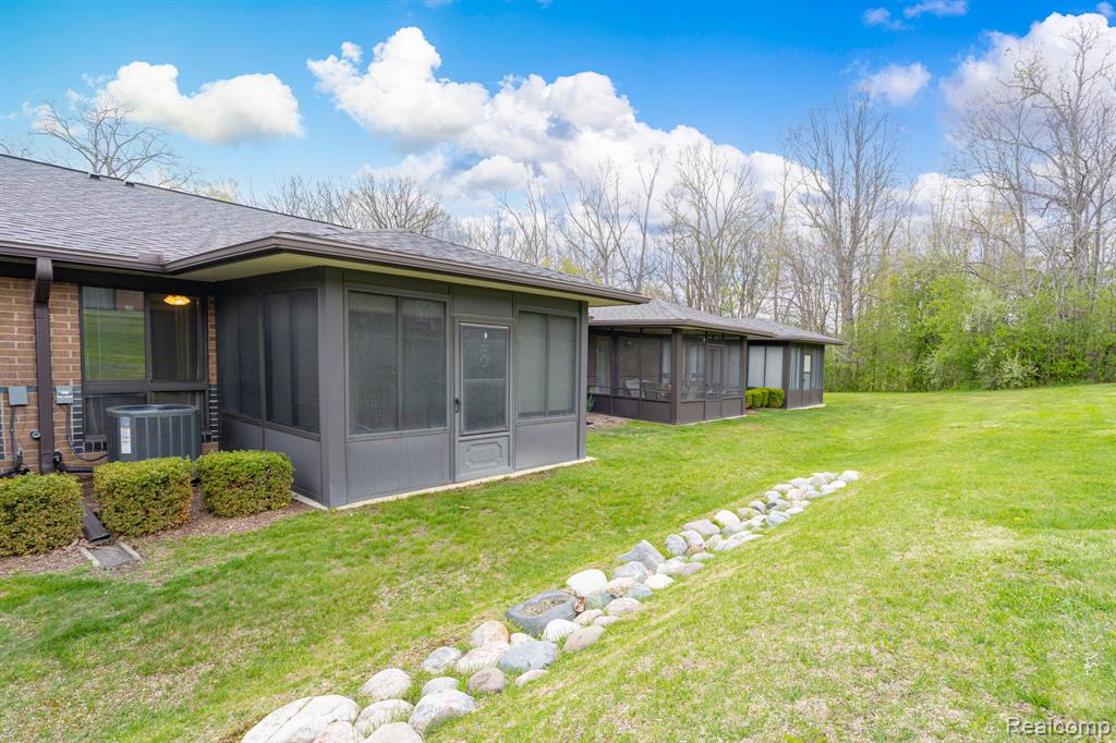936 Wexford Way, Rochester Hills, MI 48307 — Photo 35