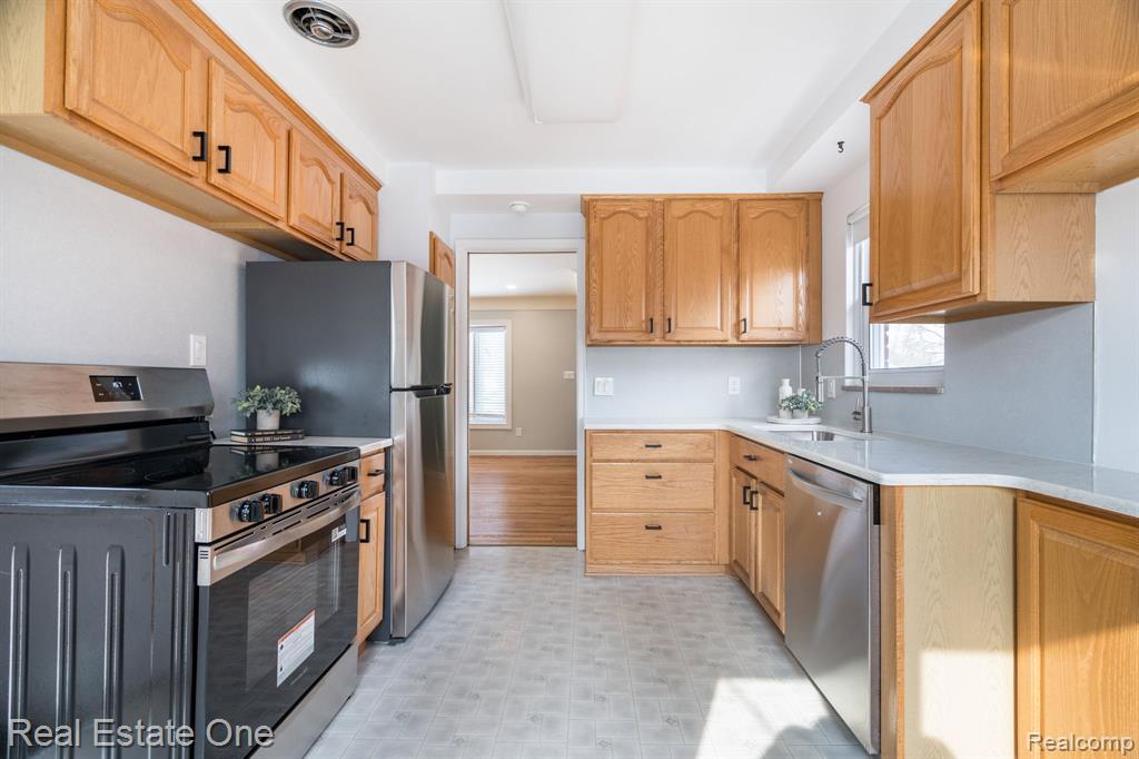 421 W Sunnybrook Drive, Royal Oak, MI 48073 — Photo 16