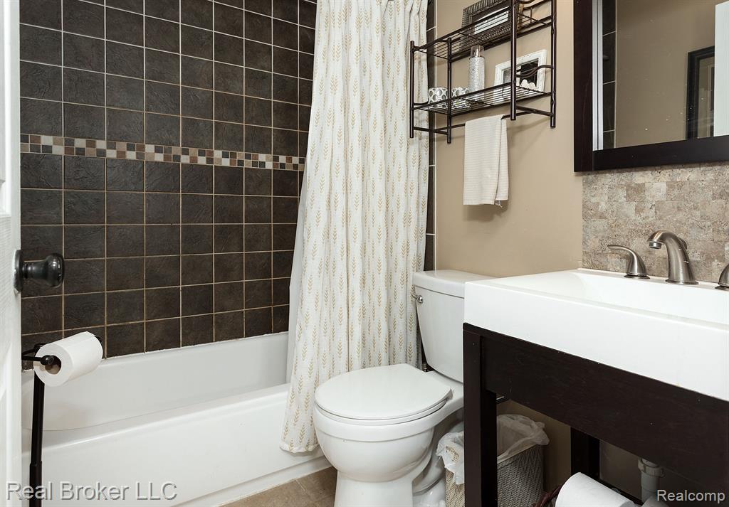 495 GLENN Court, Lake Orion, MI 48362 — Photo 12