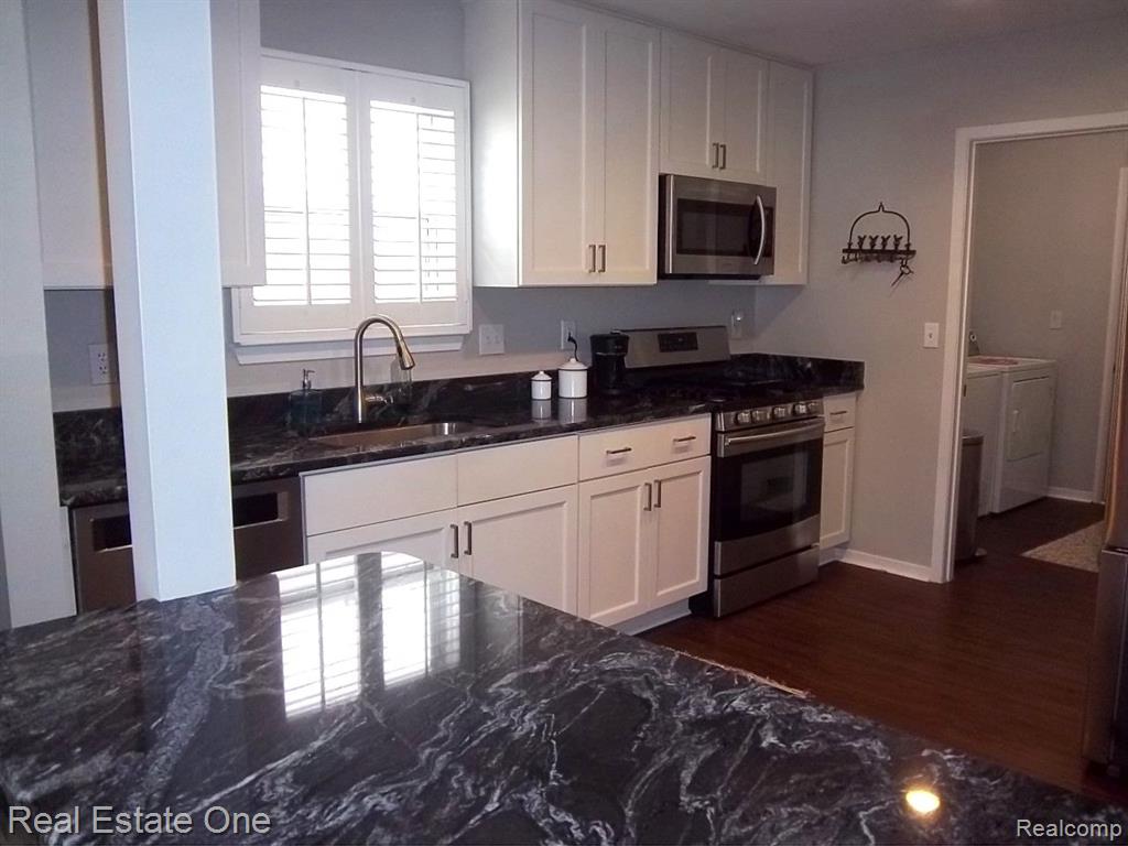 2054 MAPLEHURST Drive, 46, Commerce Twp, MI 48390 — Photo 8