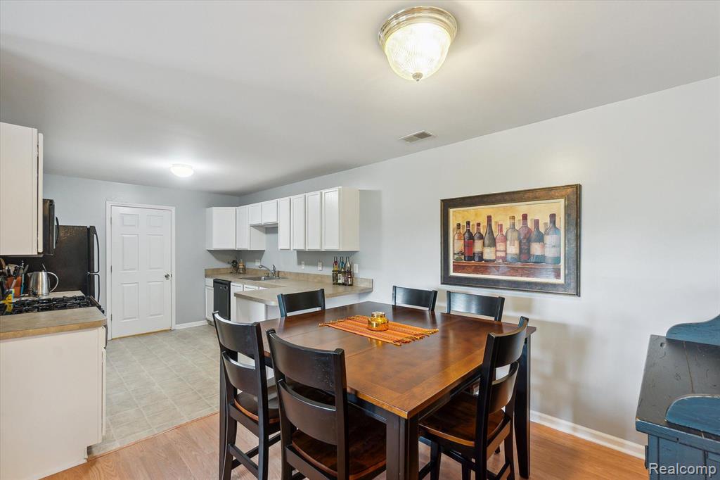 1012 SHIAWASSEE Circle, Howell, MI 48843 — Photo 13