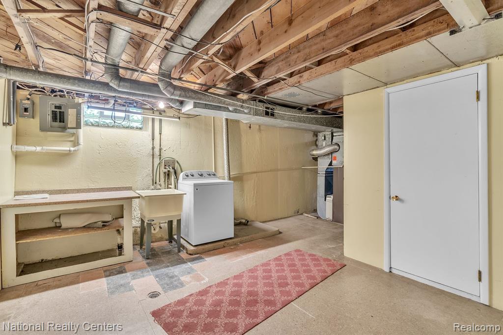9001 E PERRIN Street, Livonia, MI 48150 — Photo 34