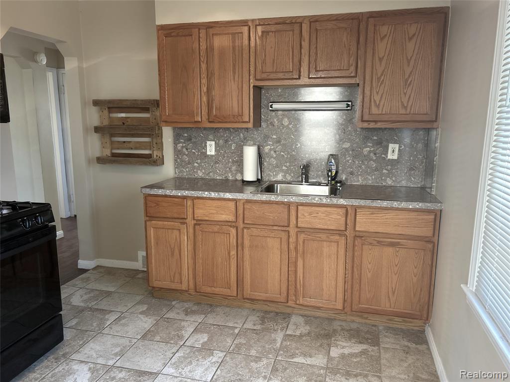 691 E Mapledale Avenue, Hazel Park, MI 48030 — Photo 6