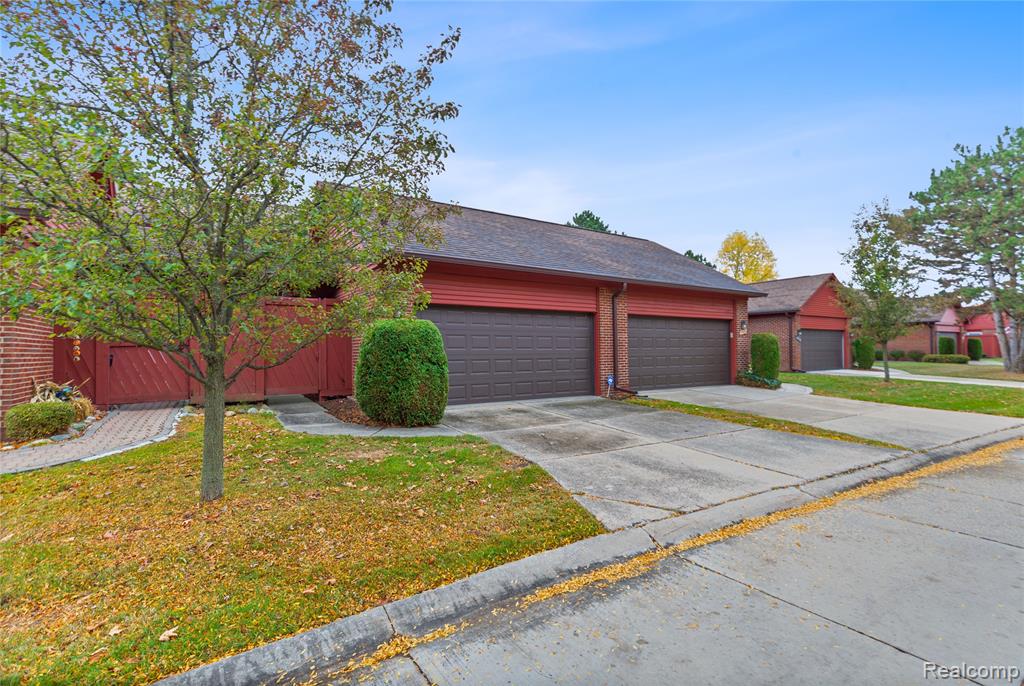 42216 Lochmoor Street, Clinton Twp, MI 48038 — Photo 2