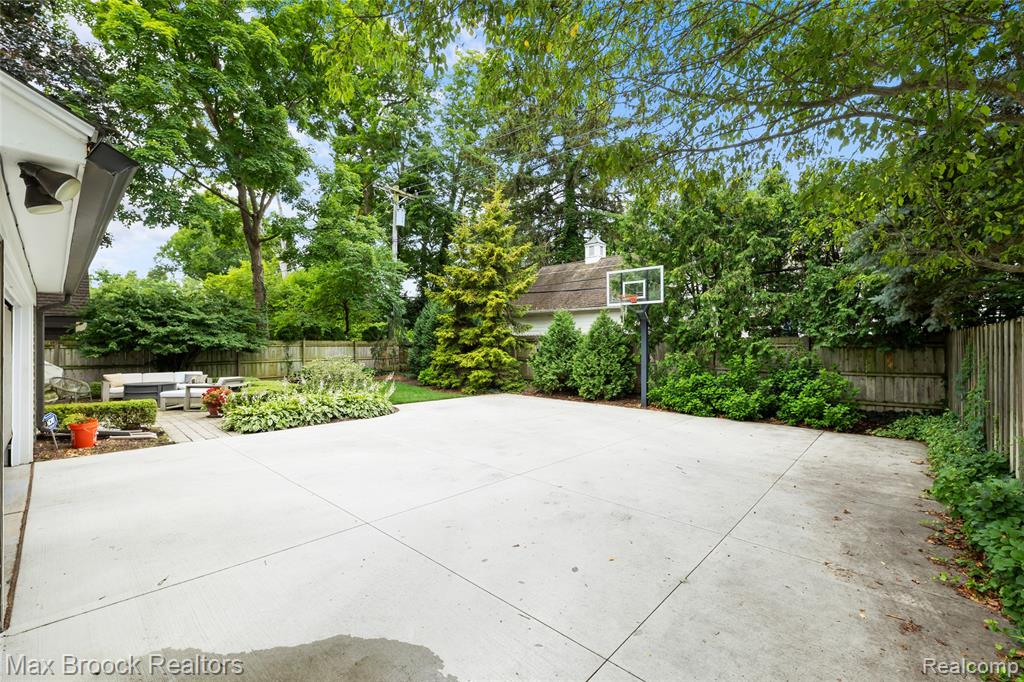 639 N Glenhurst Drive, Birmingham, MI 48009 — Photo 12