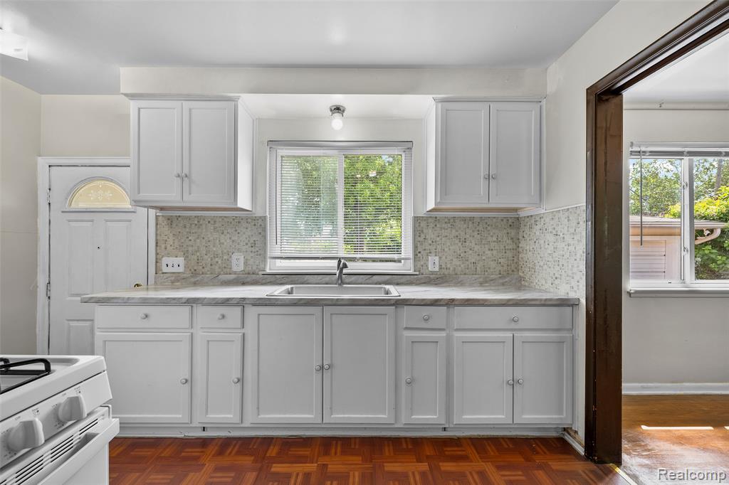 8630 N Evangeline Street, Dearborn Heights, MI 48127 — Photo 15