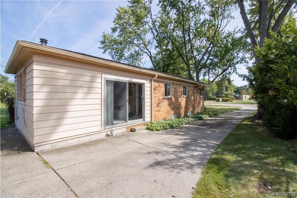 17058 W 13 Mile Road, Beverly Hills, MI 48025 — Photo 39