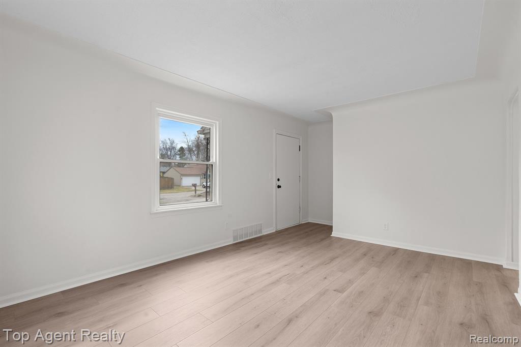 3986 BEECHGROVE Drive, Waterford, MI 48328 — Photo 12