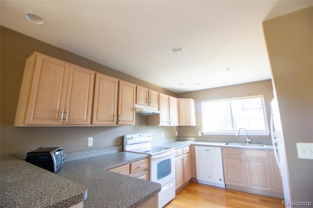 29294 W Glenoaks, Farmington Hills, MI 48334 — Photo 7
