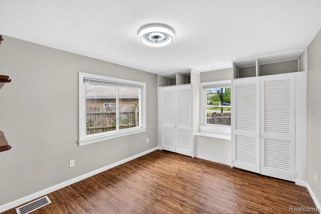 4047 Mitchell Drive, Flint, MI 48506 — Photo 15