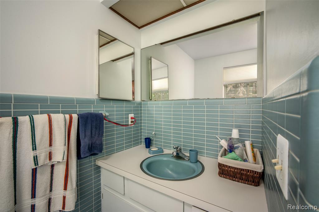 560 Coats Road, Lake Orion, MI 48362 — Photo 26