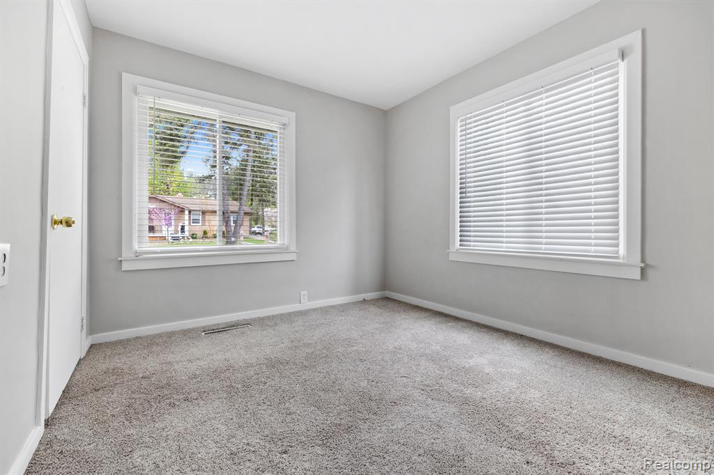 490 Chicago Drive, Howell, MI 48843 — Photo 8