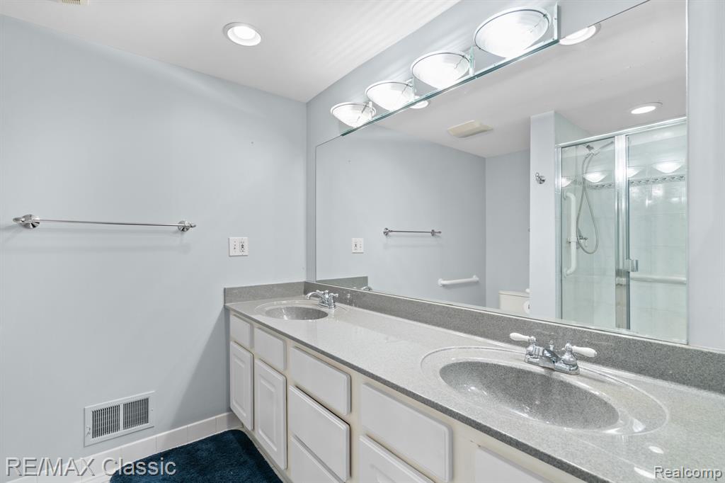 23127 Farmington Road, Farmington, MI 48336 — Photo 37