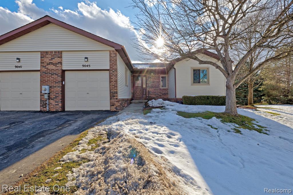 9045 E BLUEWATER Drive, Clarkston, MI 48348 — front exterior