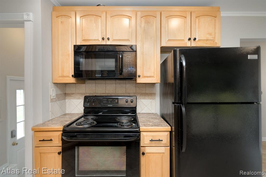 832 Southwood Drive, Fenton, MI 48430 — Photo 14