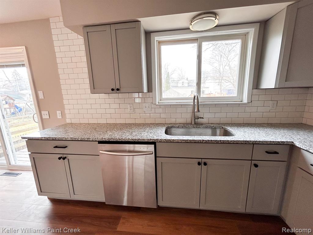 5832 OPALINE Drive, Waterford, MI 48327 — Photo 8