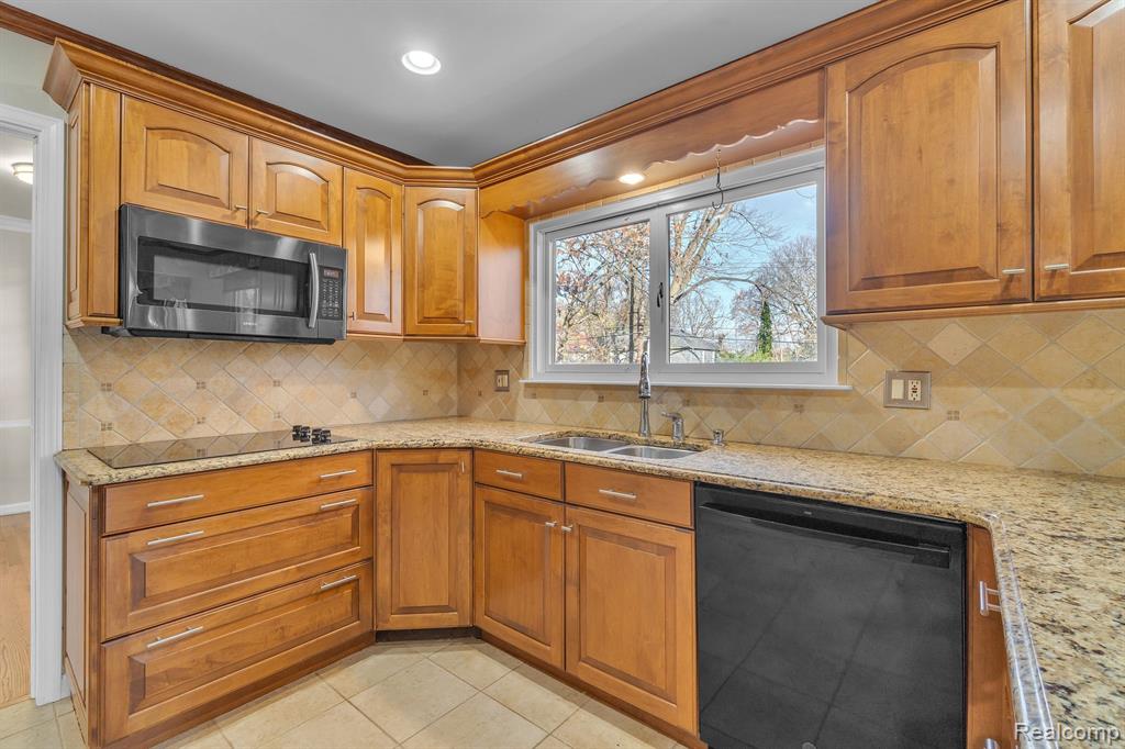 4248 WHITEBIRCH Drive, West Bloomfield, MI 48323 — Photo 14