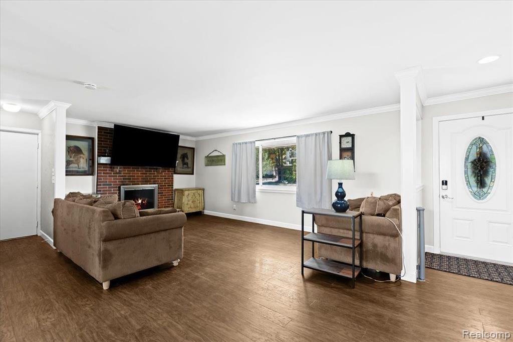 7677 MCCLEMENTS Road, Brighton, MI 48114 — Photo 2
