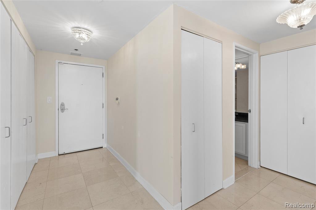 250 E HARBORTOWN DRIVE #1409, Detroit, MI 48207 — Photo 4