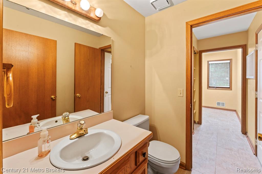 751 River Edge Court, Flushing, MI 48433 — Photo 17