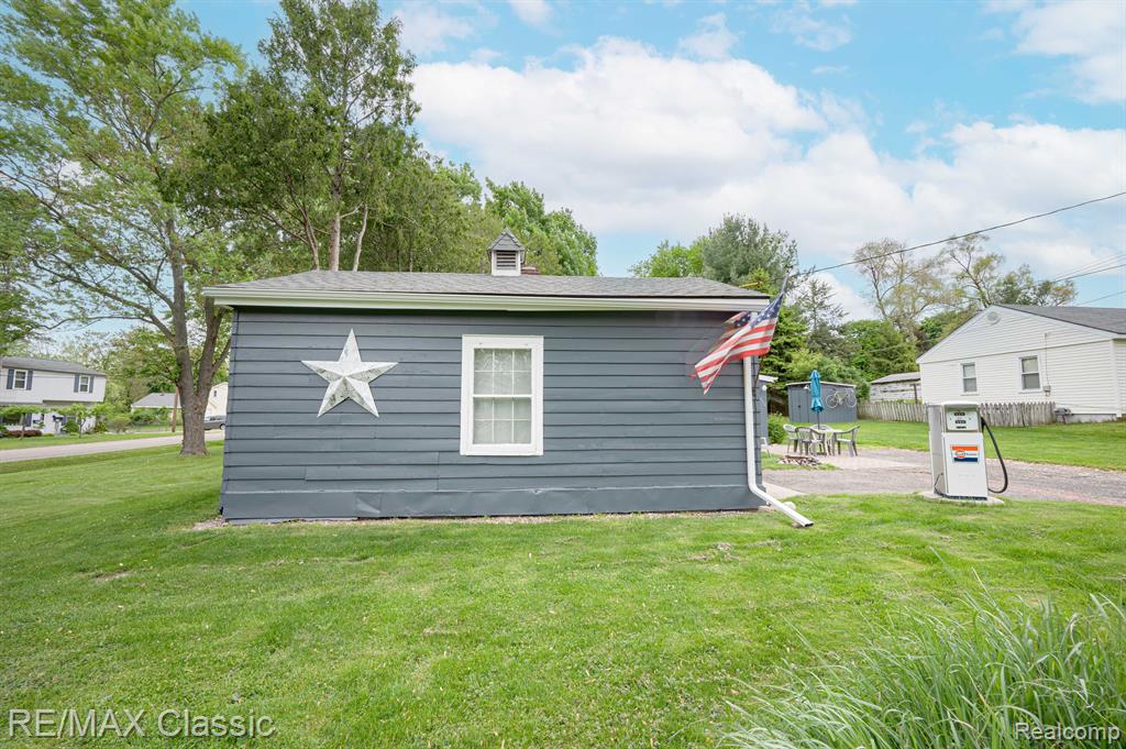 406 COMMON Street, Walled Lake, MI 48390 — Photo 2