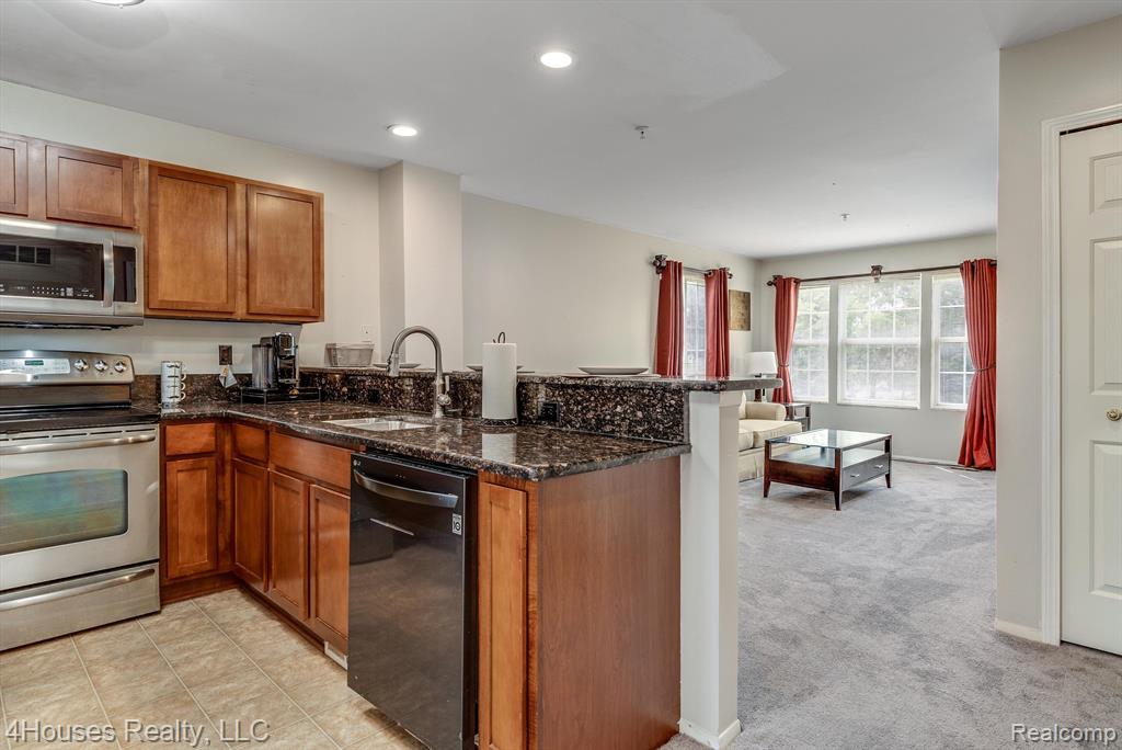 654 LYDIA Lane, Pontiac, MI 48341 — Photo 13