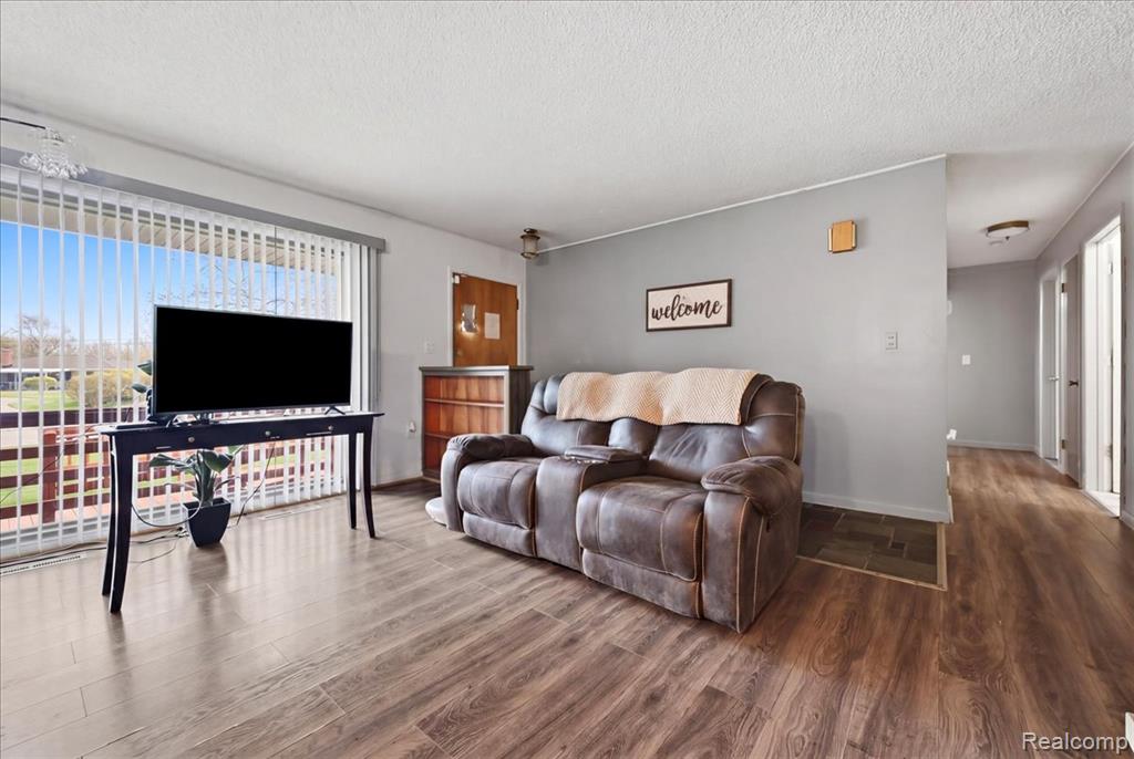 7439 Carrousel Boulevard, Westland, MI — Photo 6