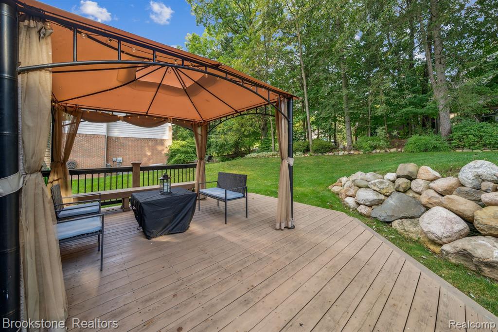576 BLOOMER RIDGE Drive, Rochester, MI 48307 — Photo 46