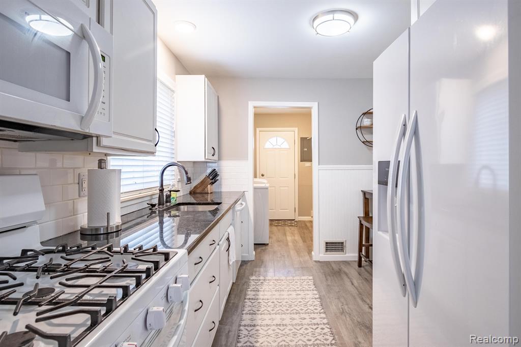 715 N DORCHESTER Avenue, Royal Oak, MI 48067 — Photo 11
