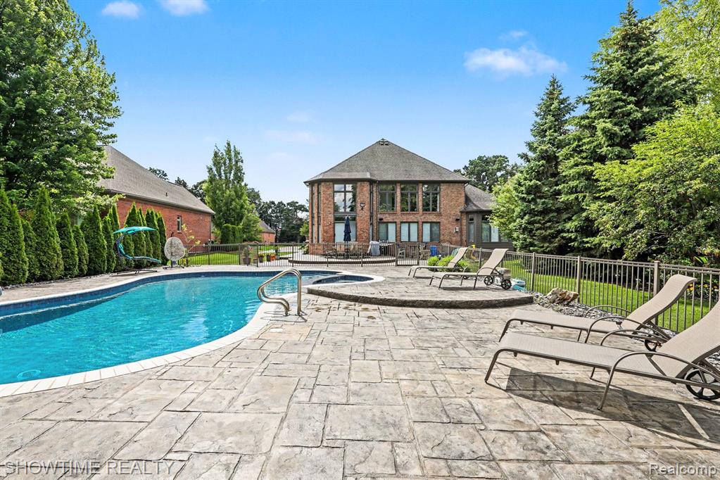 54676 Woodcreek Boulevard, Utica, MI 48315 — Photo 41