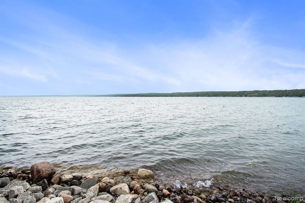 6954 LAKEVIEW Drive, Hubbard Lake, MI 49747 — Photo 26