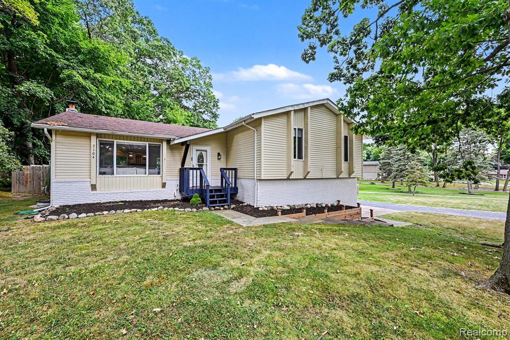 2104 Highfield Road, Waterford, MI