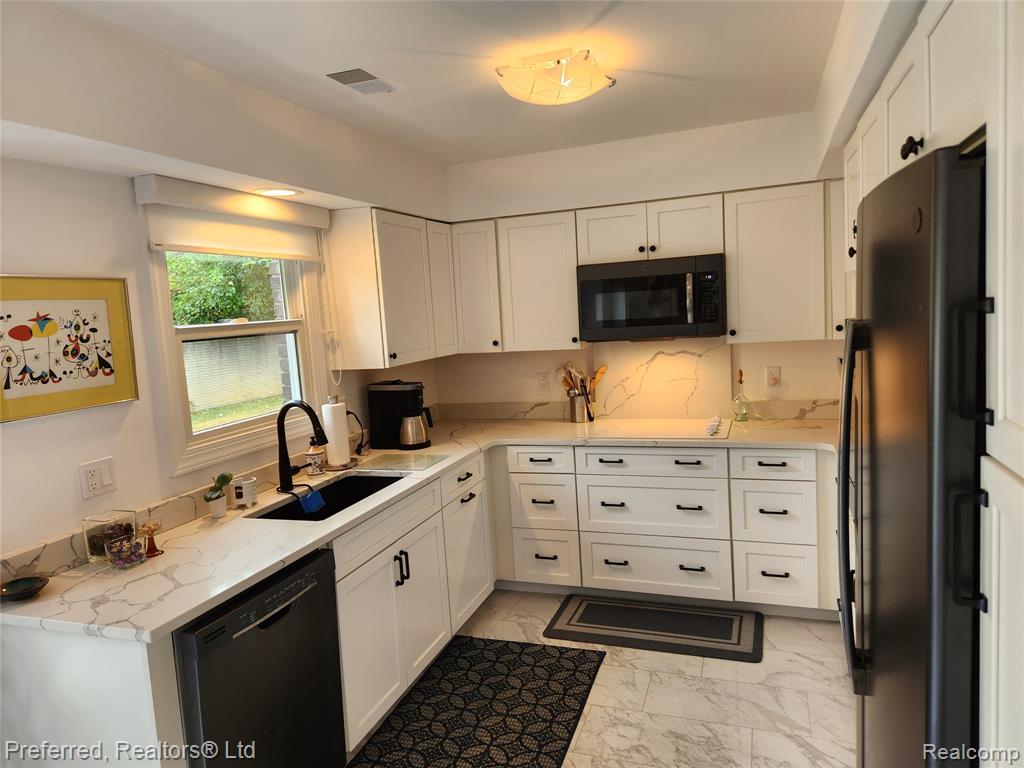 19370 W 11 Mile Road, Lathrup Village, MI 48076 — Photo 13