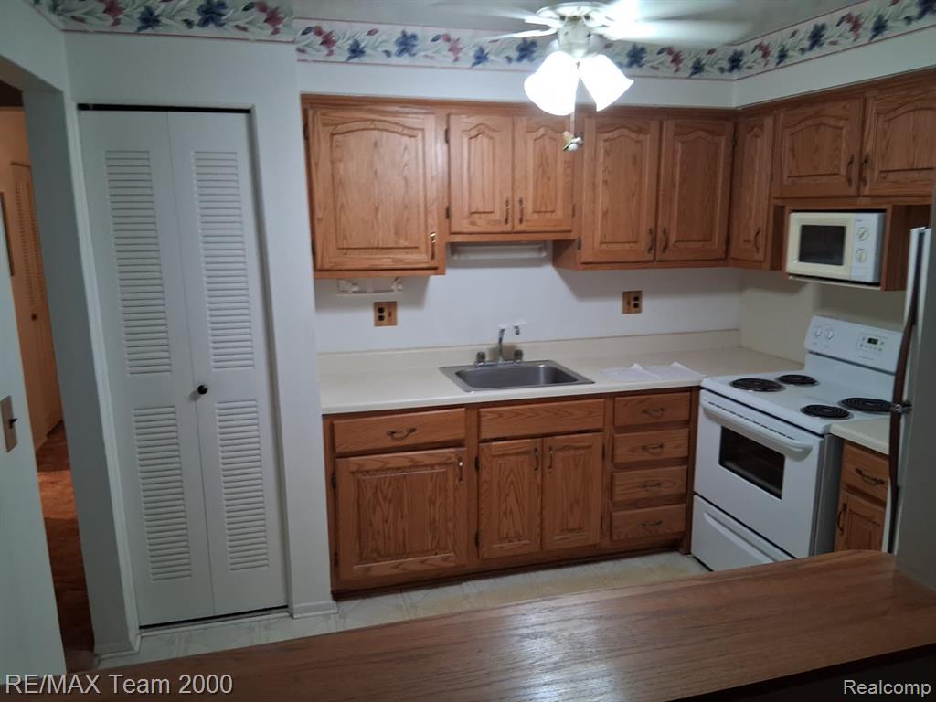 7590 Woodview Drive, 1, Westland, MI — Photo 10