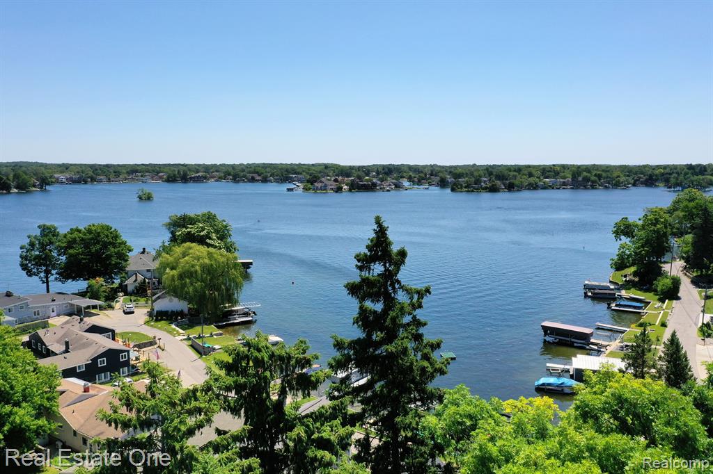 643 DETROIT Avenue, Lake Orion, MI 48362 — Photo 27