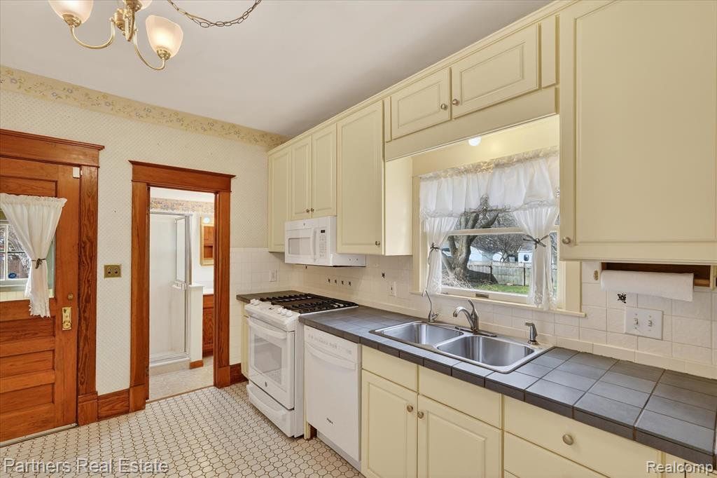 415 W Sibley Street, Howell, MI 48843 — Photo 12