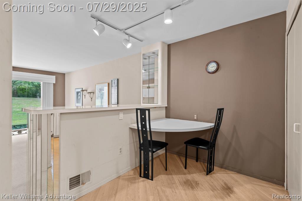 6660 Ridgefield Circle, 104, West Bloomfield, MI — Photo 12