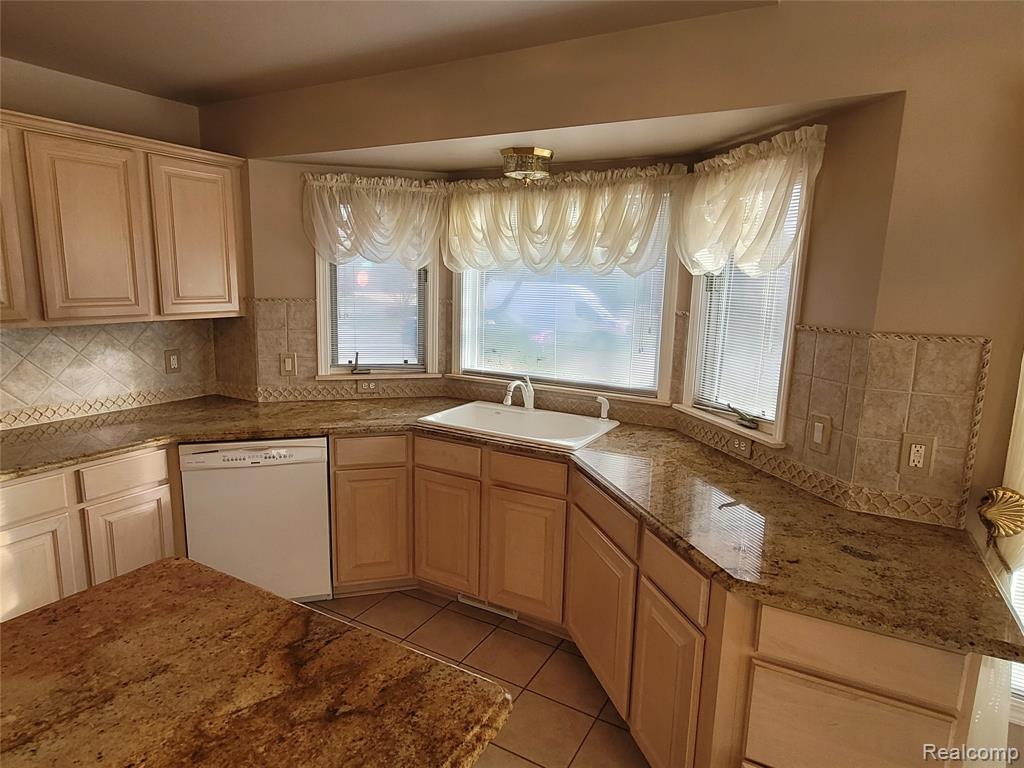 48205 Conifer Drive, Shelby Twp, MI 48315 — Photo 12