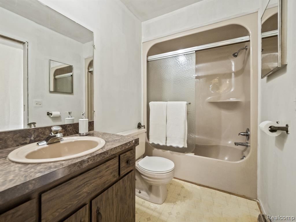 43667 DEQUINDRE Road, Troy, MI 48085 — Photo 15