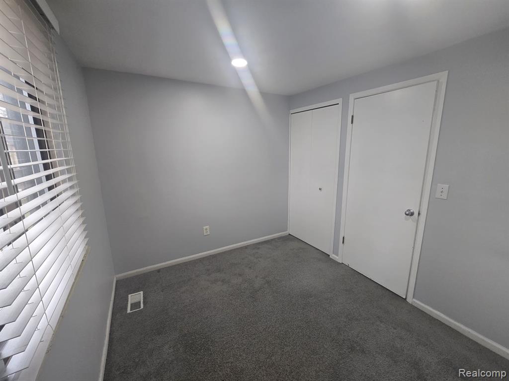 8410 HICKORY DR Drive, Sterling Heights, MI 48312 — Photo 16