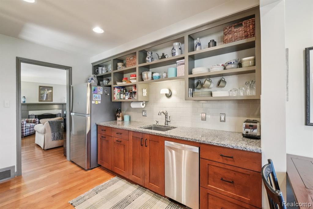 912 Cedar Hill Dr, Royal Oak, MI 48067 — Photo 15